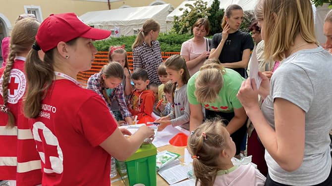 ウクライナ避難民の命と心を支える 赤十字の活動