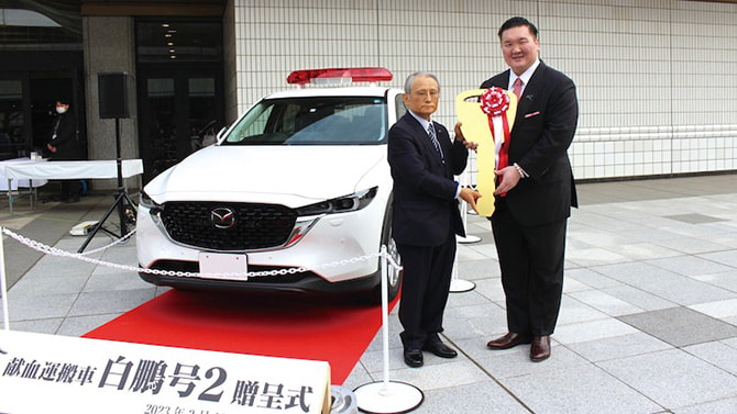 宮城野親方（元横綱・白鵬）が献血運搬車を寄贈