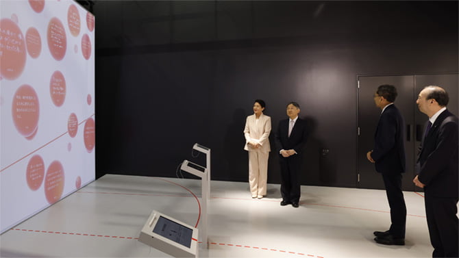 天皇皇后両陛下がパビリオンをご視察