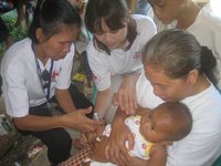 地域住民へ保健衛生支援活動を行う日本赤十字社の看護師（フィリピン）