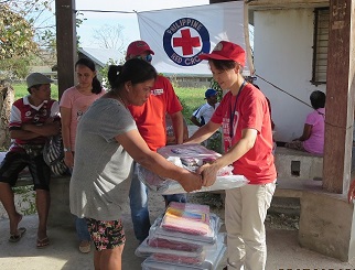 救援物資を配布する若林看護師