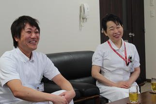 取材に答える宮崎看護師（左）と平岡副院長（右）