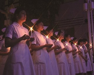 病院内を灯すキャンドルサービス