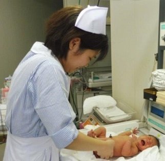 新生児の看護を慎重に行う