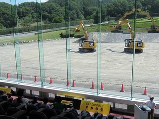 ①キャタピラー（建機のカッコイイ演技に大声援）.jpg