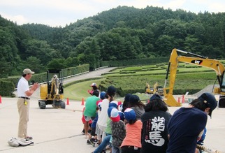 ③建機との綱引きで大勝利！.jpgのサムネイル画像