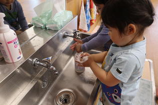 小さな手で一生懸命に洗います