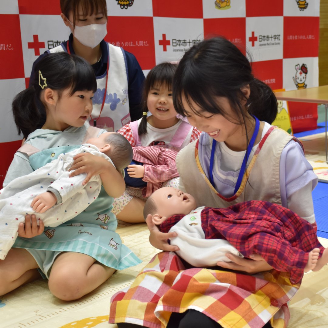 抱っこ体験をする子どもたち