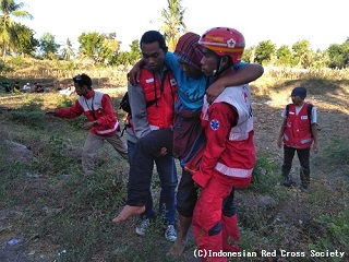 負傷した被災者とインドネシア赤十字.jpg