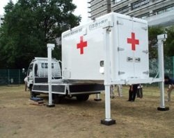 仮設診療所設備とそれを運ぶトラック・自動昇降式コンテナ