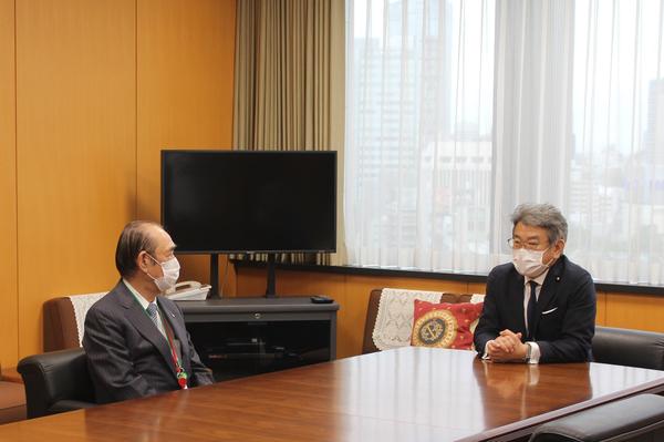 協定締結に際し、武田良太防災担当相（右）と面会した大塚義治日本赤十字社社長（左）