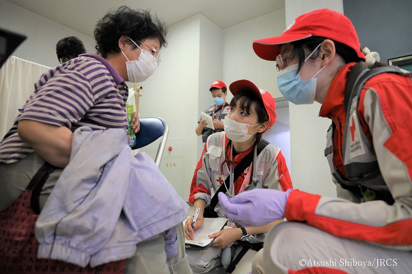 マスク及びグローブを活用して診療にあたる救護班要員（熊本県）.jpg
