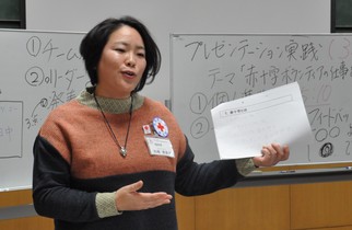 プレゼンテーションの練習をする松嶋さん