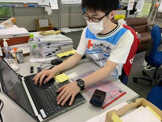 データ入力を行う熊本青奉沼川さん