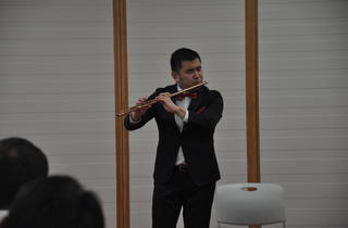 綱川さん演奏JPG