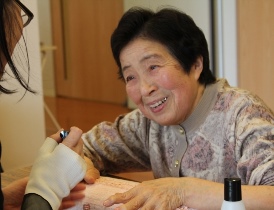 ネイルケアをしながら住民の方がたと会話