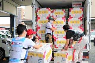 救援物資の積み込み