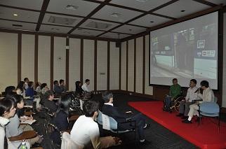 参加者は説得力のある動画に見入りました