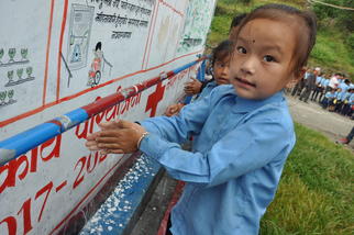 簡易水道での手洗いの様子