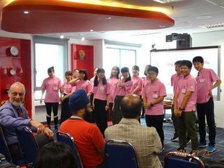 連盟職員に日本の文化などを紹介する青少年赤十字メンバー