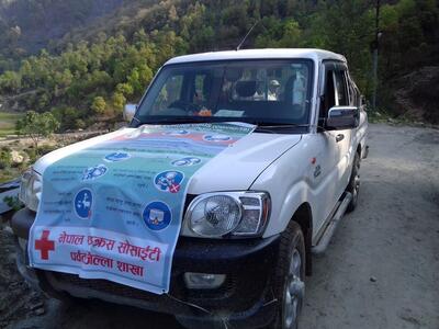 感染症予防のポスターがついた車