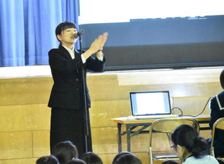 発表するJRC卒業生