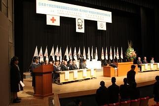 赤十字の創立者アンリー・デュナンへの献花の様子