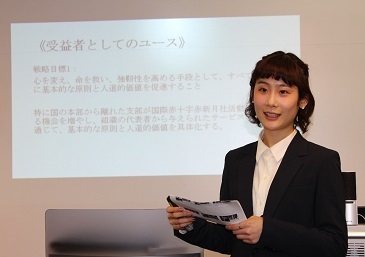 積極的なフィリピン赤十字社メンバーに圧倒されたと語る荒木さん