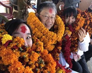 顔が隠れてしまうほどの花かざり