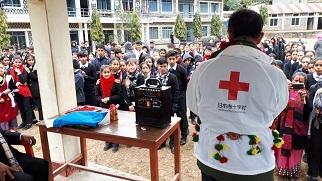 全校生徒の前でスピーチをする先生