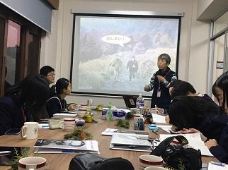 日本赤十字社の五十嵐さんからの現地活動報告を聞くメンバー