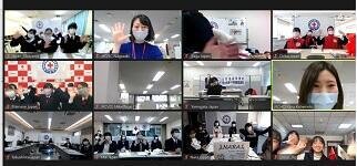 オンライン上で話し合っている様子