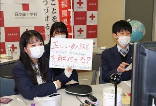 スケッチブックを持っている生徒