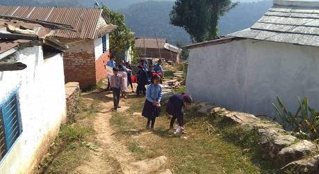 掃除する青少年赤十字メンバーたち