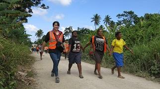 海外メンバーとともに避難先を目指し歩き続ける。