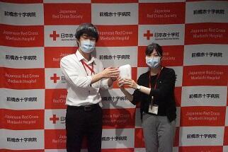 マスクを受け取った前橋赤十字病院の職員