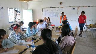 避難訓練の振り返りとしてメンバー・指導者・教員・バヌアツ赤十字社スタッフと意見を交わします。