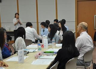 ホームルームごとに分かれて当日の進め方を検討する様子