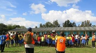 バヌアツでは立ったまま点呼。日本では座ることを指摘。