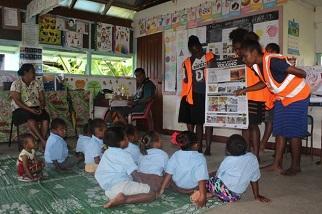 学校で研修を行う様子