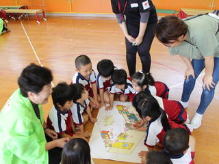 ボランティアさんがリードし話し合いを盛り上げる