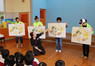 「まちがいさがし」の答え合わせの様子