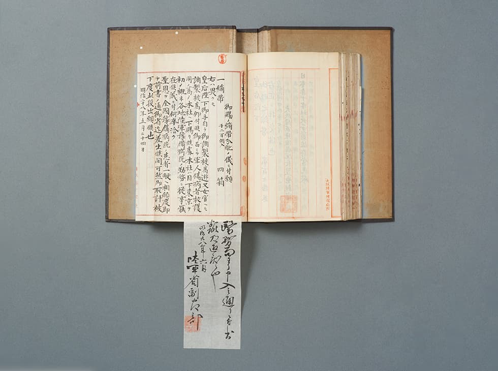 昭和10年 皇后陛下より下賜 遺品箱◆従軍手帳2冊 書類靖国神社書類 奉公袋他 昭憲皇太后が負傷軍人に包帯下賜【御賜の包帯分配に関する文書】｜所蔵