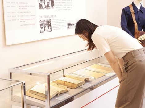 展示資料を覗き込む見学者