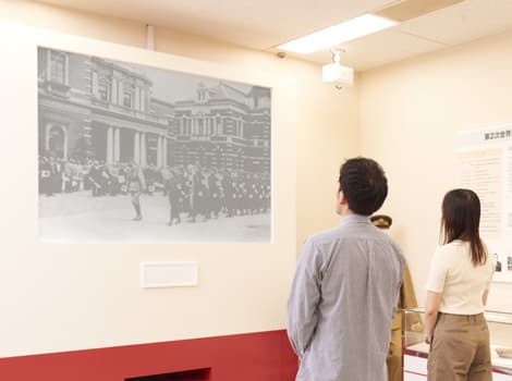 展示映像を見る見学者