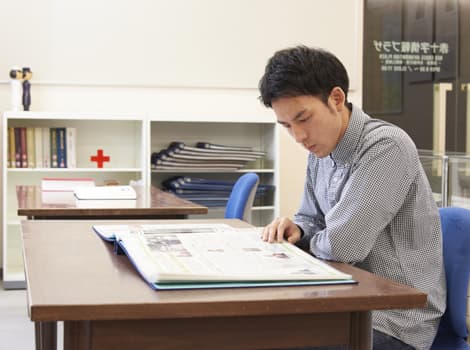 資料を読む見学者