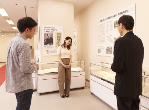 展示品を観る見学者